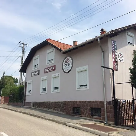Yorki Panzio Guest house *