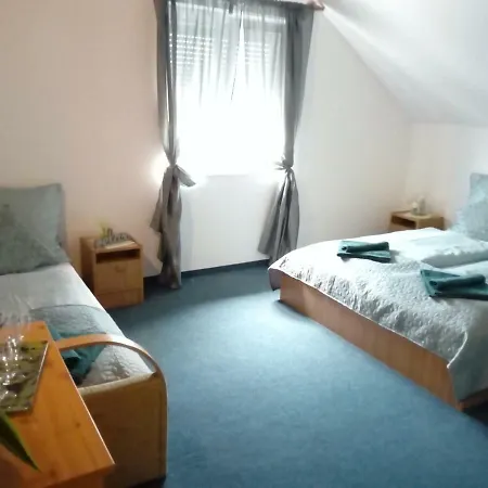Yorki Panzio Guest house *