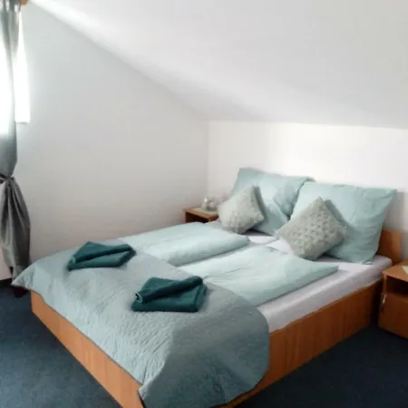 Yorki Panzio Guest house *